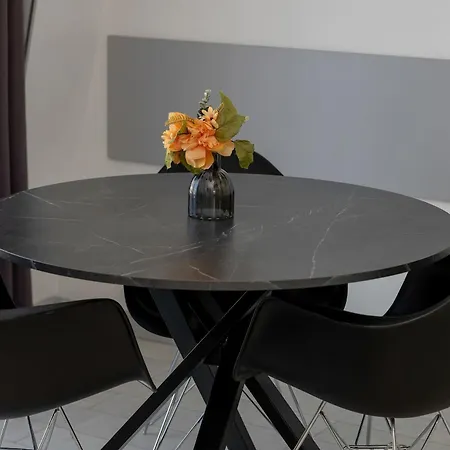 Spacious In For 8 People By Renters *